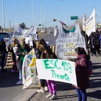 Docentes entregaron volantes en las rutas de la provincia y se preparan para marchar hacia la Legislatura