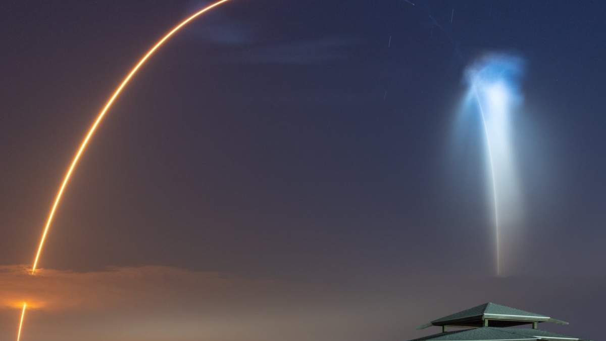 Fotografía del despegue del Falcon 9, en el que se observa la llamada "medusa espacial"
