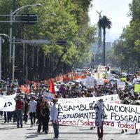 Marchan en CDMX para exigir a gobierno al menos 1% del PIB para ciencia y tecnología