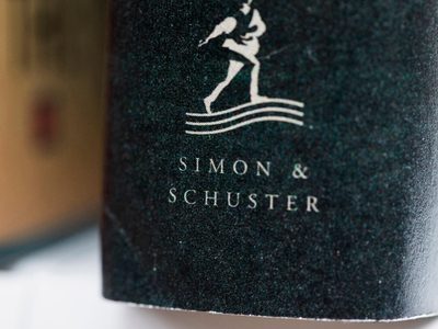 Simon & Schuster es vendida a la firma KKR por mil 620 millones de dólares
