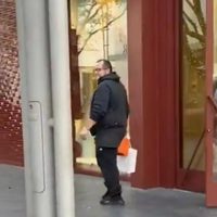 Captan a José Ramón López Beltrán al salir de tienda Loro Piana con bolsa de Hermès en mano (Video)