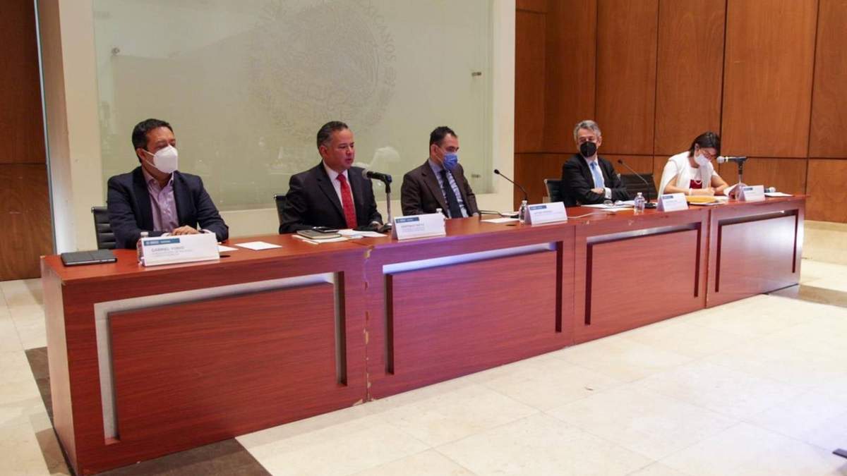 El secretario Arturo Herrera (centro) durante la presentación de la guía