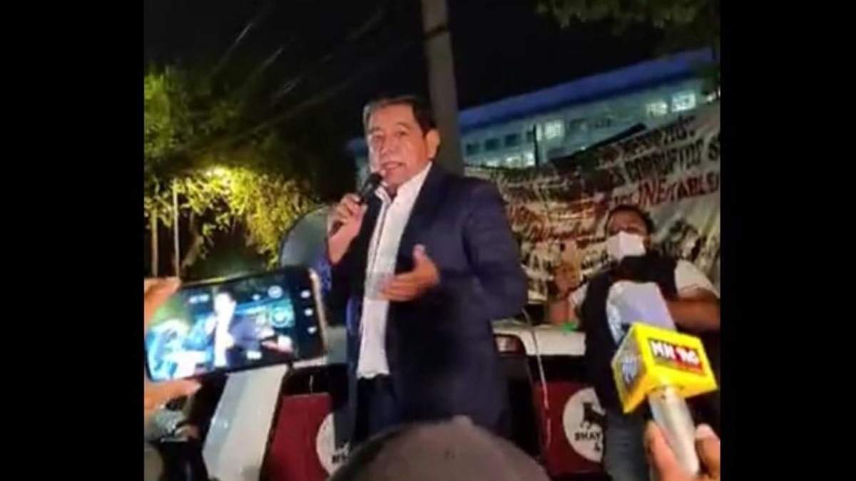Salgado Macedonio afuera del INE