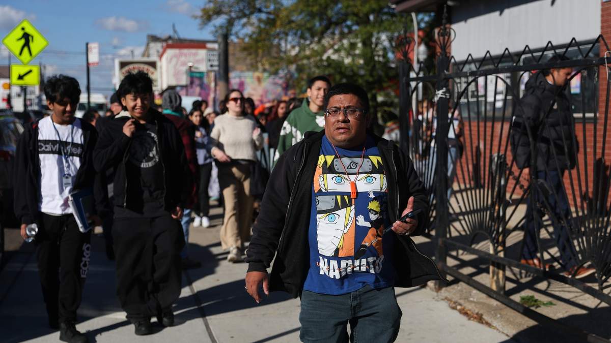 Baltazar Enriquez camina con otros activistas en protesta contra las redadas migratorias en Chicago el 29 de octubre