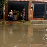 Solo dos horas de lluvia intensa fueron suficientes para inundar las calles de Neuquén