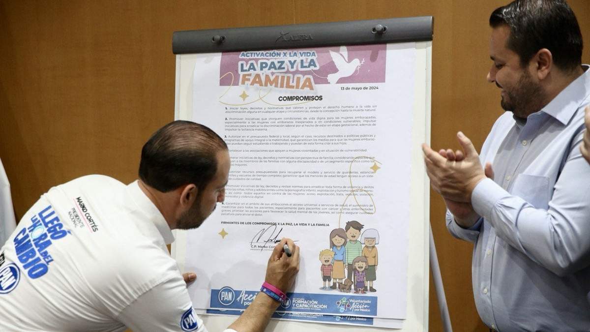 El líder panista en la firma del compromiso