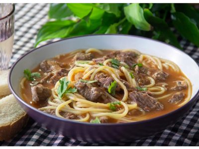 Sopa de carne con fideos: el plato reconfortante que no falla en el almuerzo