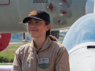 Hace escala en Veracruz la piloto de 19 años Zara Rutherford, quien busca el récord Guinness