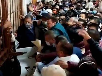 Burócratas retienen y golpean al alcalde de San Cristóbal de Las Casas (Video)