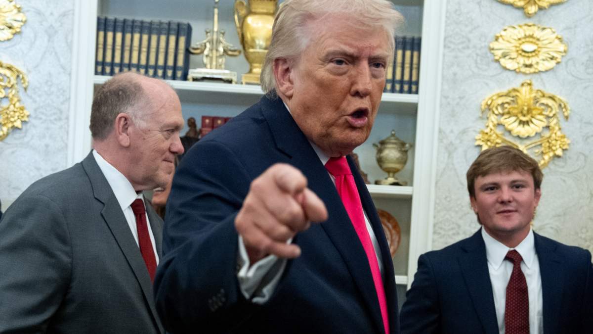 El presidente Donald Trump habla con los periodistas durante la ceremonia de juramento del secretario de Seguridad Nacional, Markwayne Mullin, en el Despacho Oval de la Casa Blanca