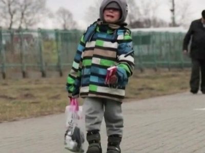 En medio del llanto y disparos, un niño de 6 años cruza la frontera de Ucrania (Video)