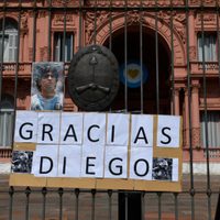 Empujones, disturbios y nada de distanciamiento: así se desarrolla el velatorio de Maradona