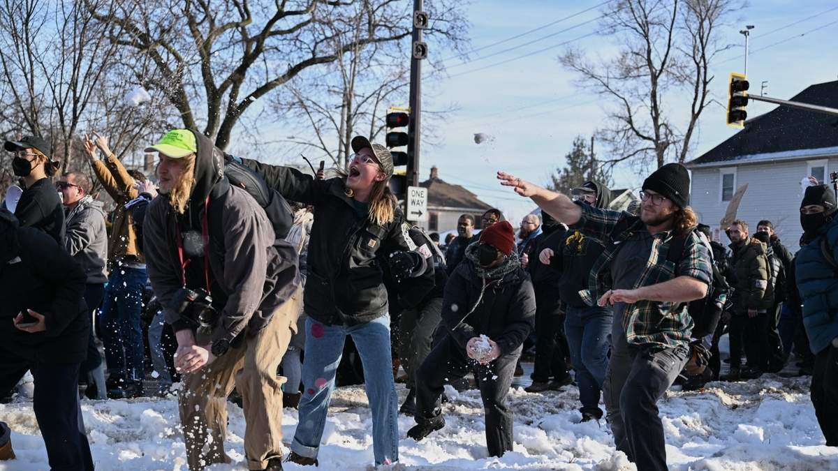 Protestas en el sitio del tiroteo en el que participaron agentes federales en Minneapolis