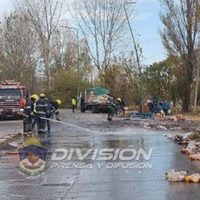 Camión que transportaba cerveza y jugos perdió su carga en Centenario