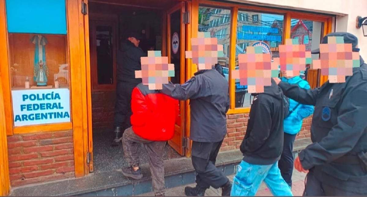 Los tres adolescentes ingresando a la delegación San Martín de los Andes de la Polcía Federal. Fuente (RSM)