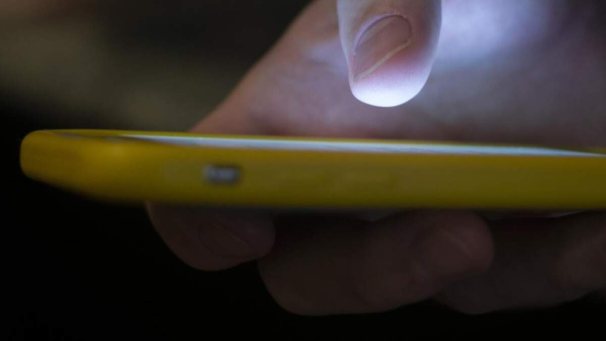 Un hombre utiliza su celular en Nueva Orleans, el 11 de agosto de 2019