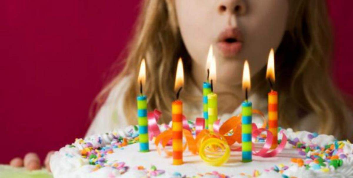 Soplar velas y pedir deseos. Fuente: (Twitter)