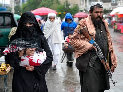 El talibán disuelve una protesta de mujeres que se oponen al uso obligatorio del burka