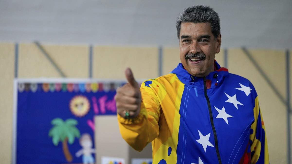 El presidente Nicolás Maduro muestra su dedo después de votar en las elecciones presidenciales
