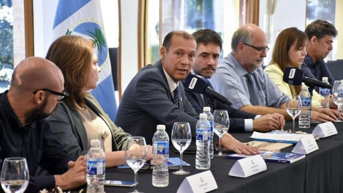 Omar Gutiérrez durante la firma de los convenios. Fuente (Neuquén Informa).