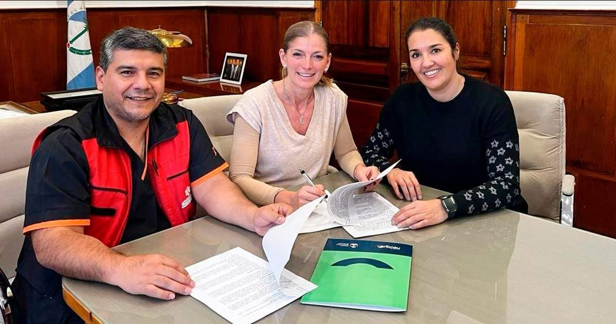 Funcionarios de educación y del SIEN durante la firma del convenio. Fuente: (Gobierno de Neuquén)
