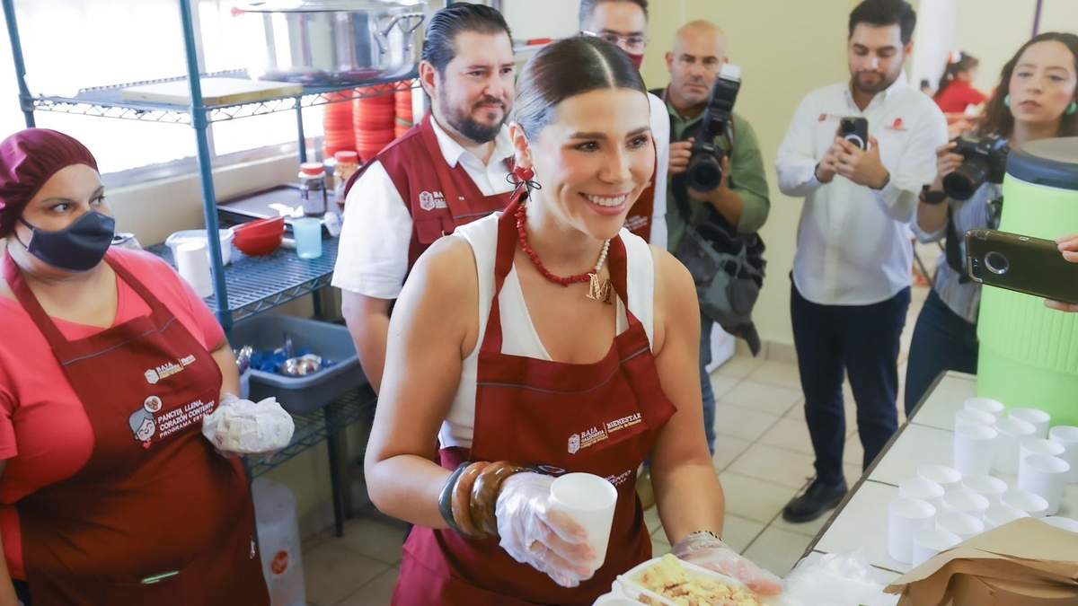 La gobernadora de Baja California, Marina del Pilar, entrega alimentos del programa "Pancita Llena Corazón Contento" en una escuela del estado en 2024