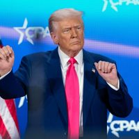 Trump se jacta de despidos masivos de funcionarios y se burla de Biden ante multitud conservadora