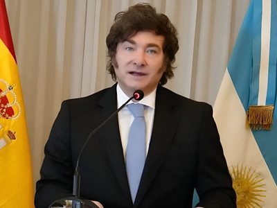 Javier Milei recibió una distinción en España antes de volver a Argentina