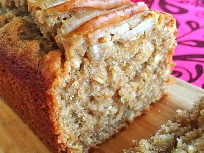 Sin gluten y sin azúcar: aprovechá las peras de estación y prepará este budín invertido ideal para el mate