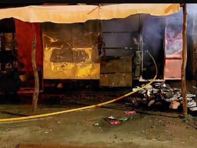 Un incendio intencional afectó un carro de comidas y una vivienda