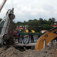 Socavón, por lluvia atípica que arrastró basura: Ruiz Esparza