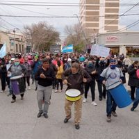 Policías y familiares marcharon por aumentos salariales