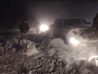 En medio del temporal de nieve, tres mujeres bomberos rescataron a los ocupantes de una camioneta en Villa Pehuenia