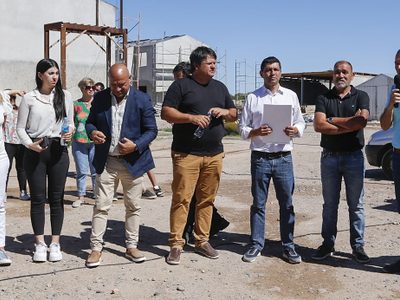 Continúan las obras de electrificación que abastecerán 100 viviendas en las 127 hectáreas