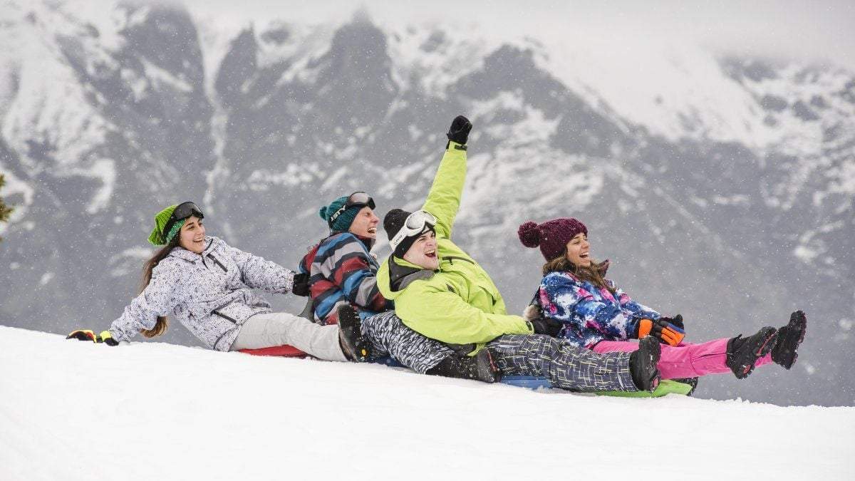Un grupo de jóvenes se divierte en la nieve. Fuente: (Twitter)