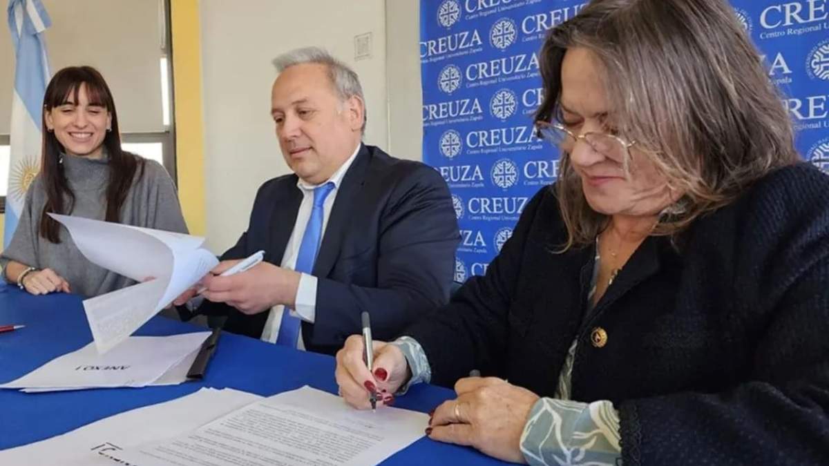 El presidente de Cormine, Mariano Brillo y la decana del Creuza, Graciela Bianchini en la firma del  convenio. Fuente: (Gobierno de Neuquén)