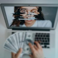 Nueva modalidad de estafa con inteligencia artificial en Chubut: usaron imágenes de famosos para robar dinero