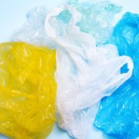 Transformá todas esas bolsas plásticas que tenés guardadas, en una increíble y colorida maceta para tus plantas