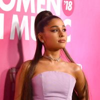 ¡No puede ser! Ariana Grande suelta todas las prendas y revela lo que hay debajo