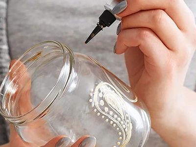 Si tenés 1 frasco de vidrio en casa con una linda forma, mirá cómo decorarlo y dejarlo como recién comprado