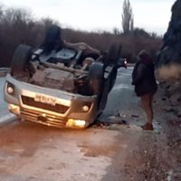 A causa del hielo, dos conductores perdieron el control y volcaron