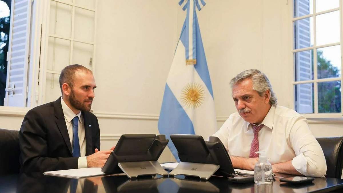 El presidente Alberto Fernández junto al ministro de Economía, Martín Guzmán. Fuente: (Twitter)