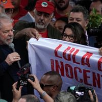 Ustedes eran el alimento para resistir la canallada, dice Lula a simpatizantes al salir de prisión
