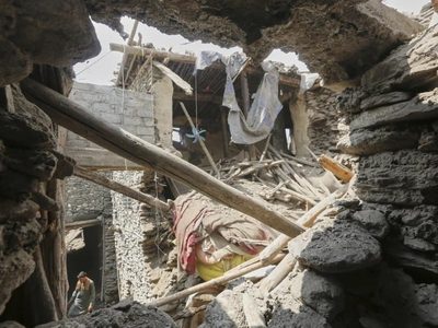 Rescatistas buscan sobrevivientes tras terremoto en Afganistán; hay más de mil 400 muertos