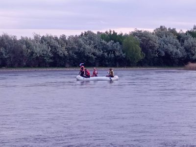 Desesperada búsqueda en San Patricio del Chañar: Un hombre se tiró al río Neuquén y no salió más
