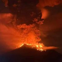 Impresionante erupción volcánica obliga a evacuaciones y cierra aeropuerto por ceniza en Indonesia