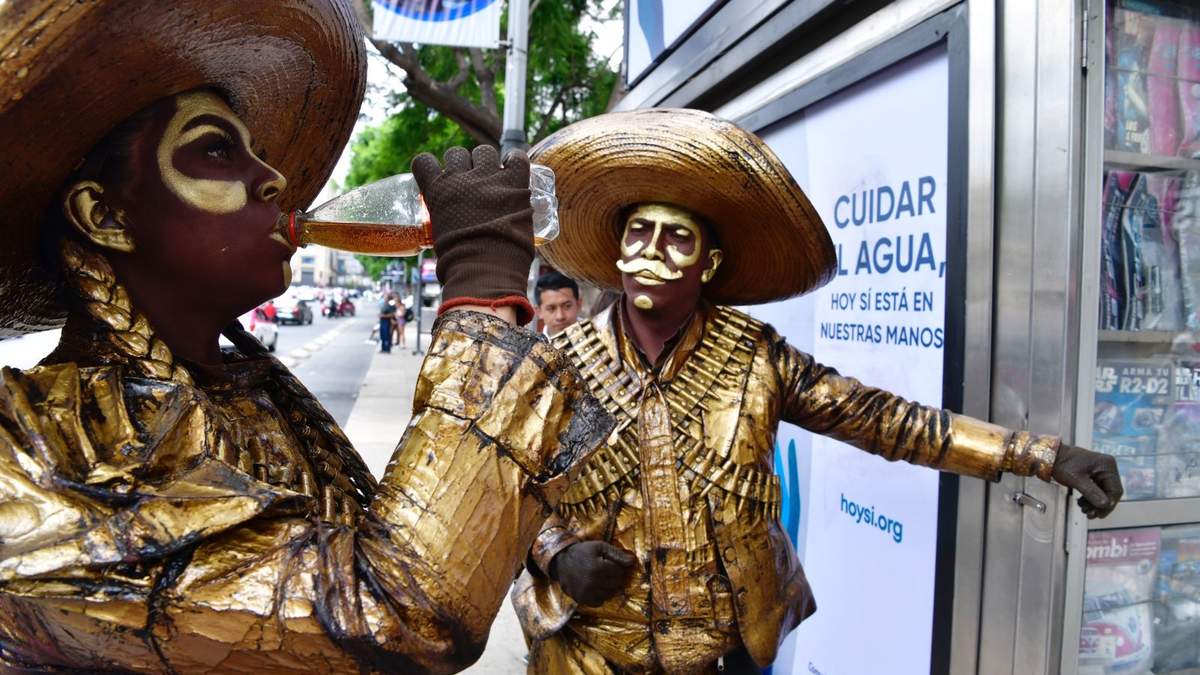 Ola de calor en la CDMX: Las estatuas vivientes también se refrescan
