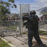 Trece policías y funcionarios siguen retenidos en Chilpancingo