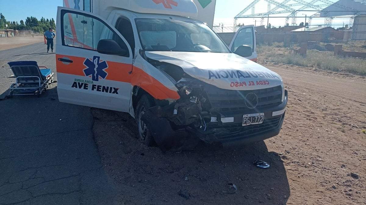 Un hombre alcoholizado embistió una ambulancia. Fuente: (Centenario Digital)