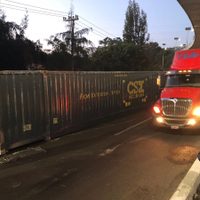 Vuelca contenedor de tráiler sobre la México-Cuernavaca
